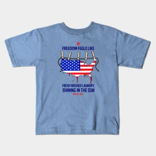 Freedom feels like: Fresh washed Laundry, Shining in the Sun. 4th of July. Kids T-Shirt